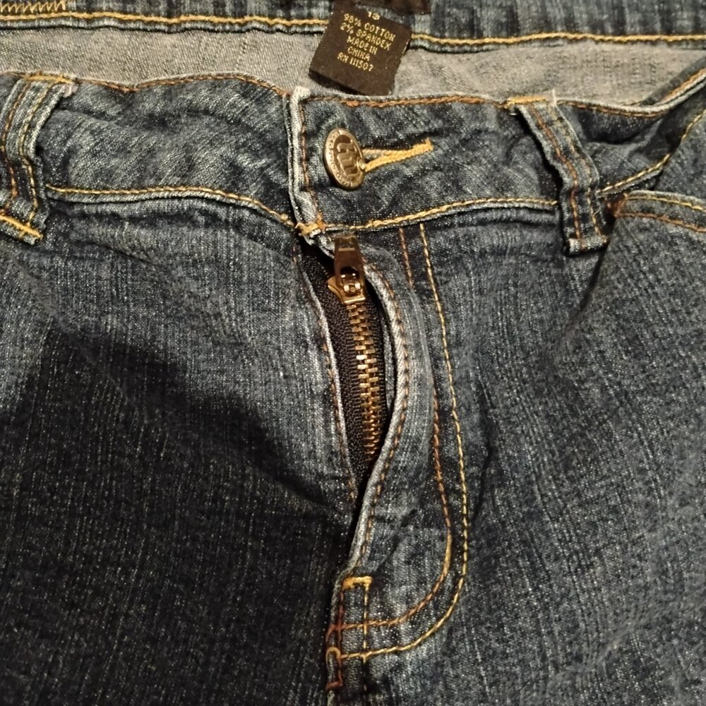 SOLD-Rocawear Capris💛 💚 - Picture 6 of 8